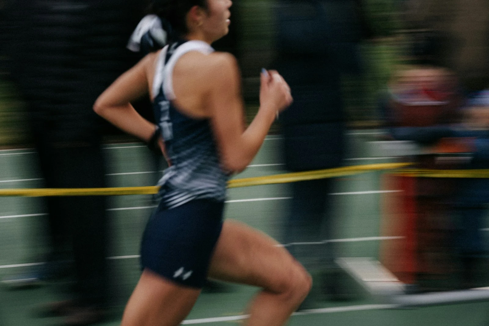 Athletin beim Lauf auf einer Wettkampfbahn