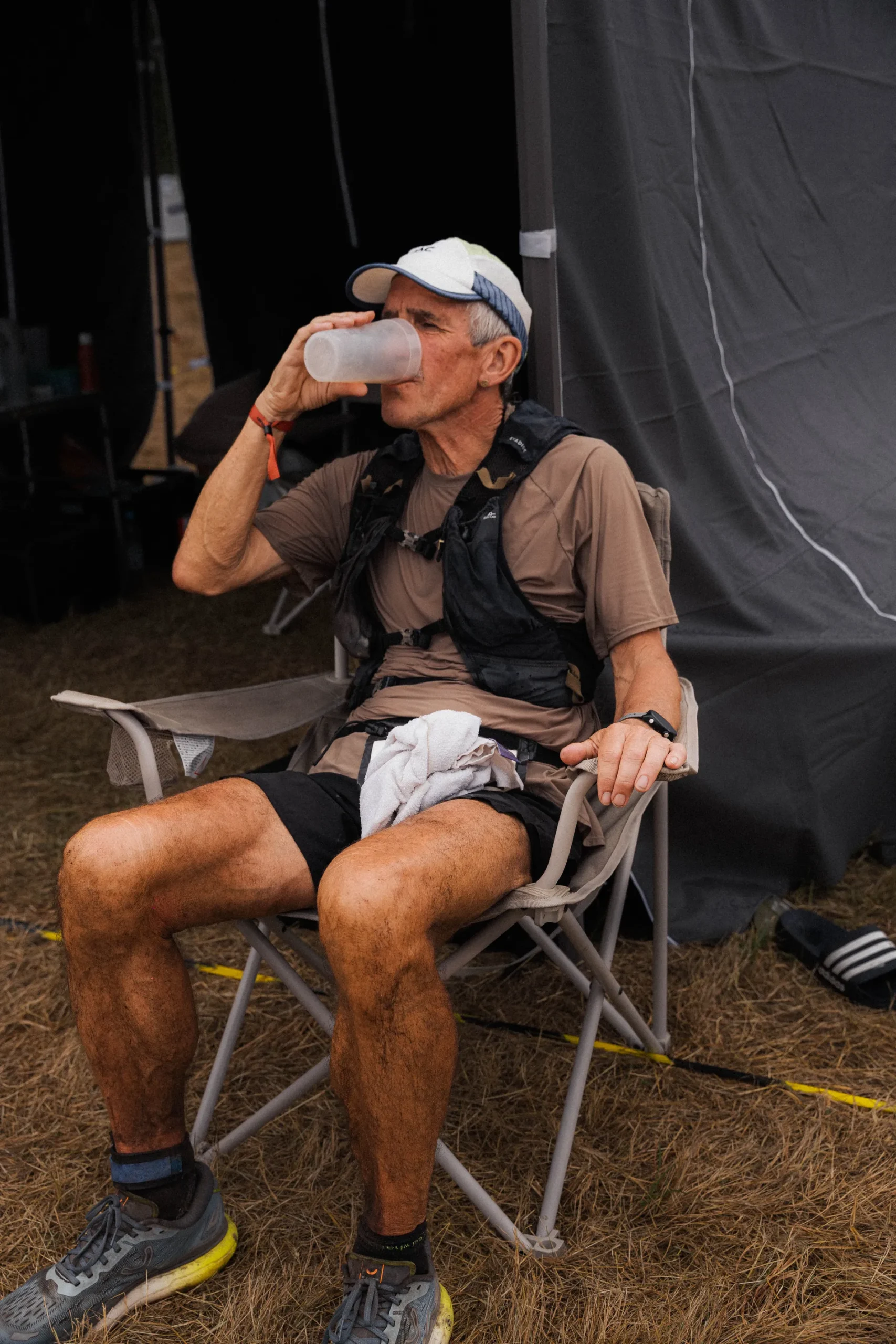 Hubert Karl erholt sich zwischen zwei Runden beim Last Soul Ultra